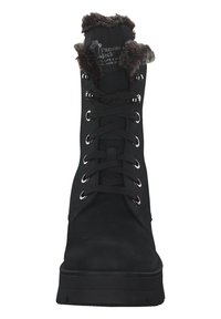 Czarne zamszowe botki za kostkę z futerkiem na górze. Posiadają grubą podeszwę, metalowe oczka i mocne czarne sznurówki.