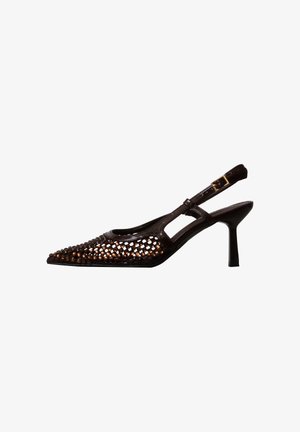 Escarpins slingback marron foncé à bout pointu, dessus en cuir tressé et fine bride de cheville ajustable avec boucle dorée.