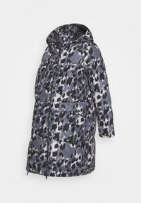 Vadderad jacka med huva, framzipper och sidofickor. Tillverkad av lätt tyg med ett svart och grått lejonskinnsmönster.