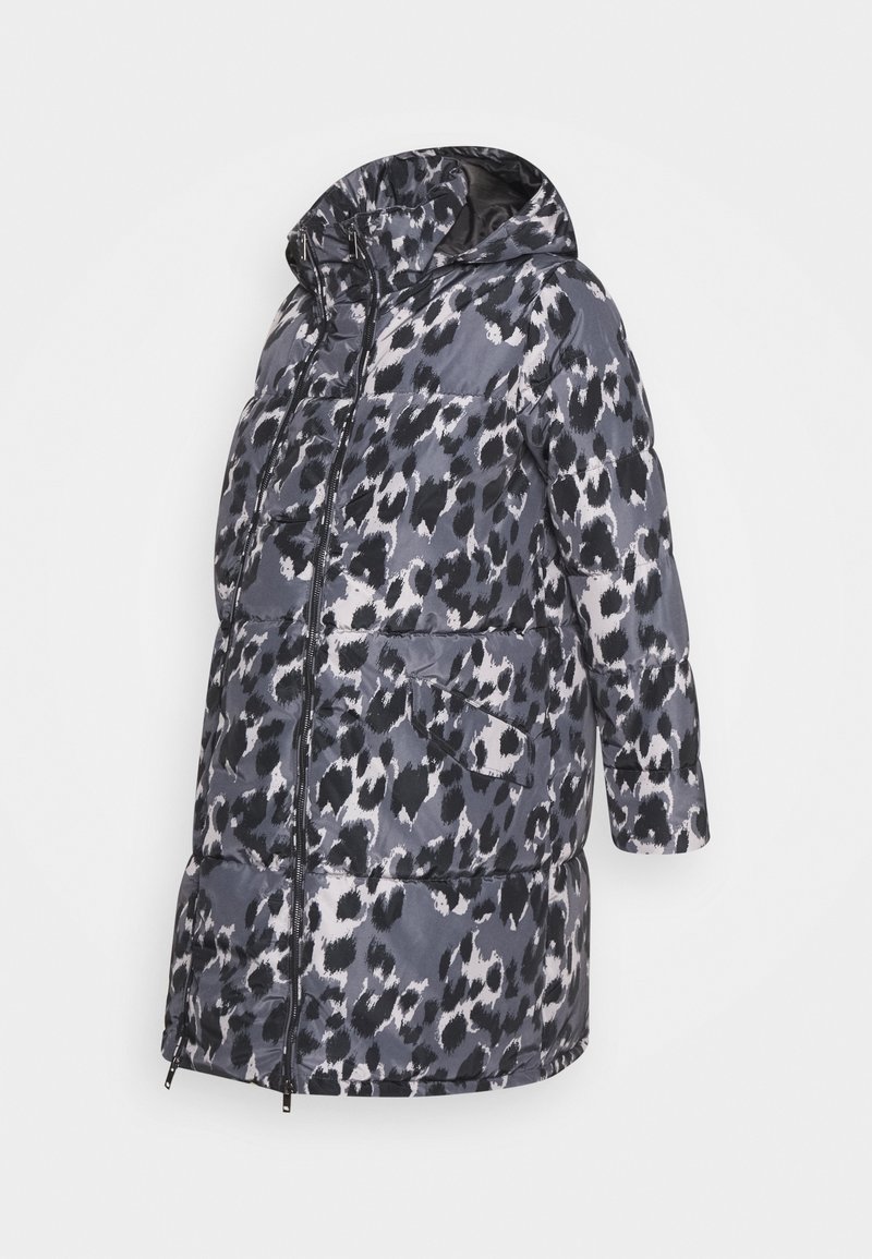 Manteau rembourré avec capuche, fermeture éclair frontale et poches latérales. Conçu en tissu léger avec un motif léopard noir et gris.