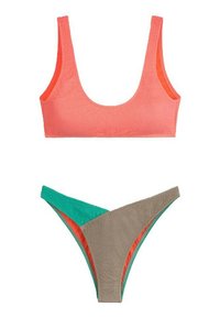 Set bikini a due pezzi con top in maglia corallo con foderatura arancione e un fondo dalla forma geometrica unica nei colori verde, arancione e grigio.