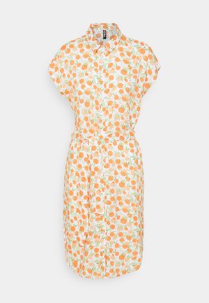 Lyhythihainen paitamekko, jossa on valkoinen kangas, jota koristaa oranssi ja vihreä hedelmäkuvio. Mekossa on napitus edessä ja vyö.