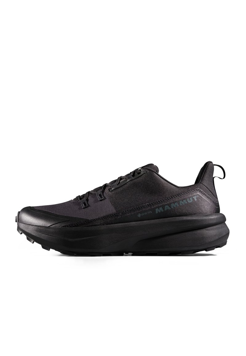 Sorte udendørssko med et slankt design, der har GORE-TEX til vandtæthed, tekstureret overdel og slidstærk gummisål med et grip mønster.