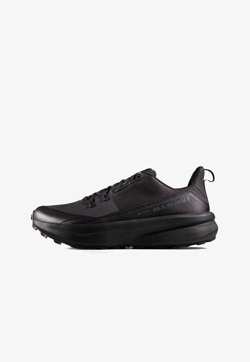 Zapatos negros de exterior con un diseño elegante, que cuentan con GORE-TEX para impermeabilidad, parte superior texturizada y una suela de goma duradera con un patrón de agarre.