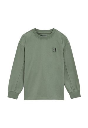 Maglia a maniche lunghe verde oliva con scollo a girocollo, polsini a coste e una piccola toppa quadrata con logo sul petto a sinistra.