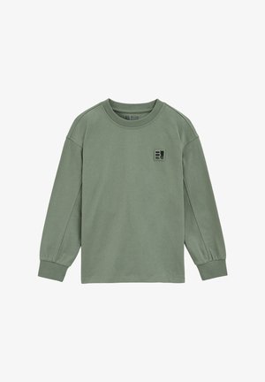 Koszulka z długim rękawem w oliwkowym kolorze, z okrągłym dekoltem, ściągaczami na mankietach i małą kwadratową naszywką z logo na lewej piersi.