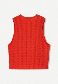Rode gebreide vest met een gestructureerd kabelpatroon, mouwloos ontwerp en ronde halslijn. De stof lijkt zacht en heeft een geribbelde zoom.