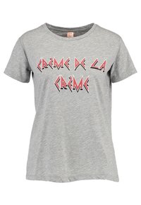 Lys grå kortærmet T-shirt med stiliseret rød og sort tekst "Crème de la Crème" på fronten.