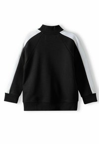 Sweatshirt noir avec un col haut, accents d'épaule blancs et poignets côtes. Texture douce et manches raglan pour un ajustement décontracté.