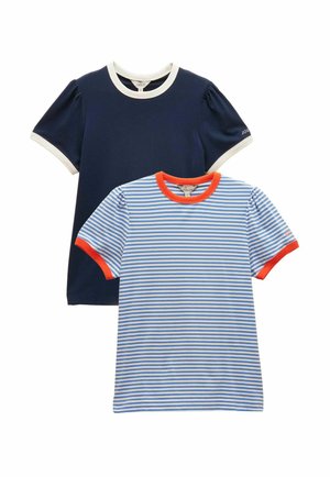 Due magliette a maniche corte: una blu navy con bordi bianchi, una a righe azzurre e bianche con bordi arancioni su collo e maniche.