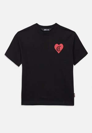 Zwart katoenen T-shirt met een rode hartafbeelding met een gestileerde letter erin. Korte mouwen en een klassiek ronde halsontwerp.