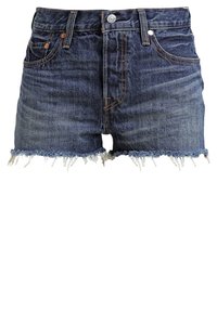 Pantalones cortos de mezclilla azul oscuro con dobladillo deshilachado, diseño clásico de cinco bolsillos, cierre de botón plateado y remaches de cobre en los bolsillos.