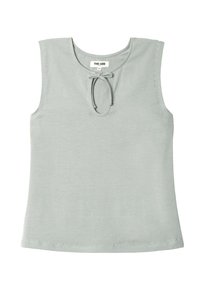 Top sin mangas de color verde claro, fabricado en una tela suave, que presenta un escote redondo con un detalle de lazo en forma de ojal y pequeños adornos a lo largo del dobladillo.