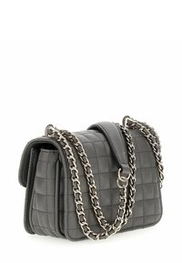 Sac à main gris matelassé avec une forme structurée, doté d'une fermeture à rabat et de sangles en chaîne métallique. Surface en cuir texturé et accents en métal argenté.