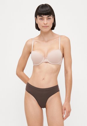 Beige beha met gepadde cups en verstelbare banden, gecombineerd met donkerbruine high-waisted slipjes, gemaakt van gladde stof met minimale naden.