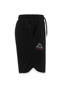 Pantaloni corti in cotone neri con vita elastica e coulisse, dotati di tasche laterali, orlo bianco e logo Kappa rosso e bianco sul lato.