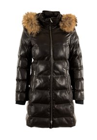 Abrigo acolchado de cuero negro con capucha de piel sintética. Presenta un cierre frontal con cremallera y bolsillos laterales. Textura acolchada con un diseño de longitud media.