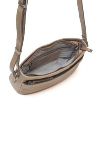 Bruine leren schoudertas met een gladde textuur, ritsafsluiting en gevoerde binnenkant met een gestreept patroon.