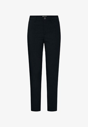 Μαύρο στενό παντελόνι με κουμπί μπροστά και θηλιές για ζώνη, μήκος μέχρι τον αστράγαλο, χωρίς ορατές τσέπες, απλό σχέδιο.