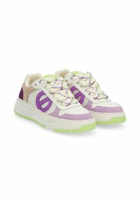 Sneaker mit einem Obermaterial aus Mesh in Cremeton, Akzenten aus helllila und Lavendel-Suede, grüner Gummisohle und mehrfarbigen Schnürsenkeln.