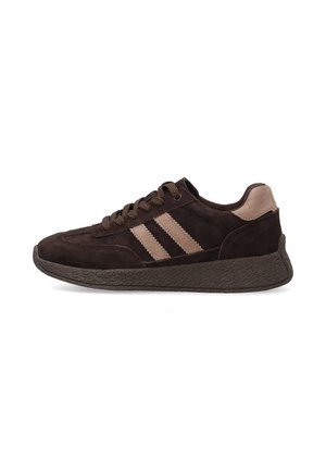 Dunkelbrauner Wildleder-Sneaker mit beigen Streifen, dicker Gummisohle und Schnürverschluss auf weißem Hintergrund.