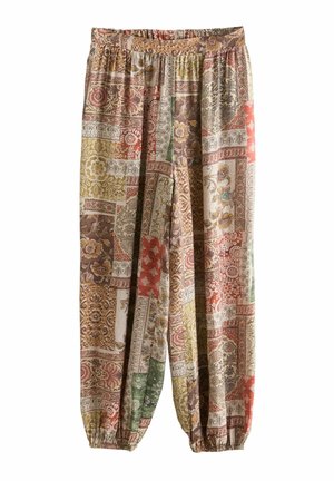 Brīvas bikses ar elastīgu jostasvietu un aprocēm, ar daudzkrāsainu pleķu rakstu, kas sastāv no ziedu un ģeometriskiem dizainiem zemes toņos.