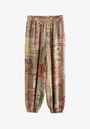 Brīvas bikses ar elastīgu jostasvietu un aprocēm, ar daudzkrāsainu pleķu rakstu, kas sastāv no ziedu un ģeometriskiem dizainiem zemes toņos.