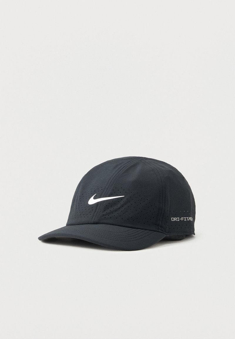 Μαύρο αθλητικό καπέλο Nike Dri-FIT με λευκό λογότυπο swoosh και οπές αερισμού, καμπύλη γείσο και ρυθμιζόμενη πίσω λουρίδα.