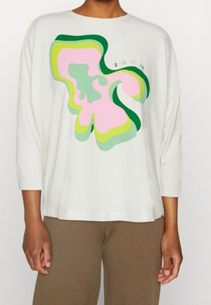 Weißes Langarmoberteil mit einem großen, abstrakten Design in Rosa, Grün und Dunkelgrün. Weicher Stoff mit einer lockeren Passform.