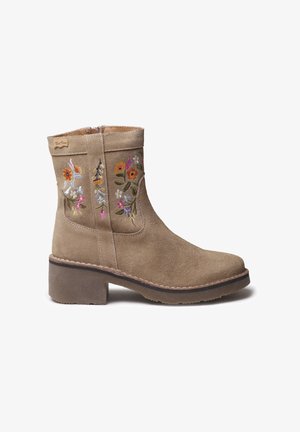 Beige mocka ankle boots med broderad blommönster i färger som inkluderar orange, rosa och blått; klack med blockform; dragkedjestängning på sidan.