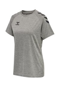 Lysegrå sportsskjorte med korte ærmer og sort hummel-logo på brystet samt tre sorte chevroner på venstre skulder.