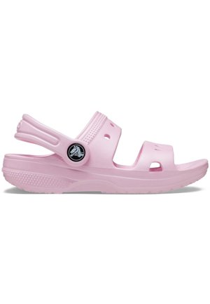 Lyserød åben tå-sandal med bagrem, ventilationshuller, struktureret sål og rund logo-knap på siden.