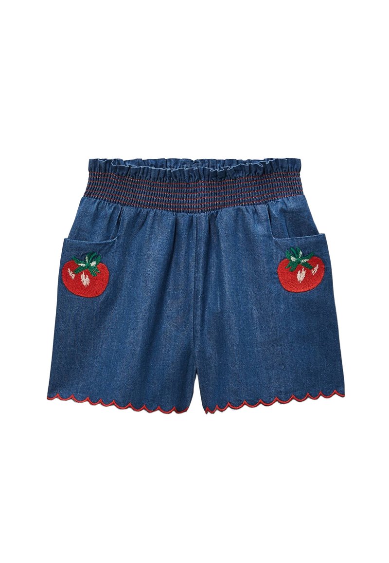 Shorts en denim avec une taille froncée, un ourlet en forme de vagues et deux poches en forme de tomate brodées en rouge à l'avant. Tissu bleu, design décontracté.
