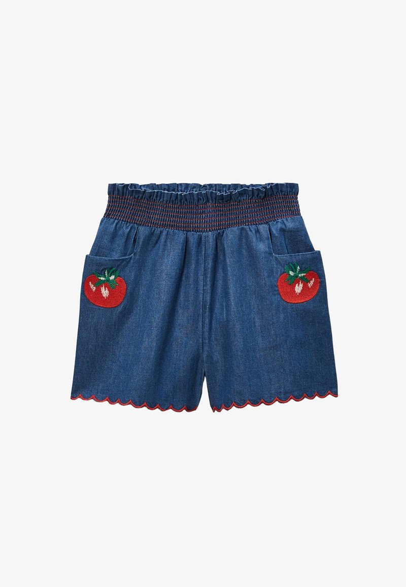 Shorts en denim avec une taille froncée, un ourlet en forme de vagues et deux poches en forme de tomate brodées en rouge à l'avant. Tissu bleu, design décontracté.