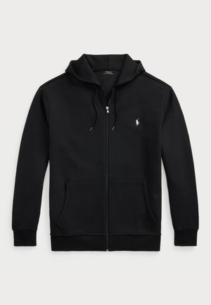Sudadera negra con cremallera, fabricada en tejido suave, con un bolsillo tipo canguro, capucha ajustable con cordón y logotipo bordado en el pecho.