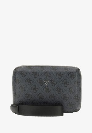 Mała czarna bransoletka Guess z wzorem logo, metalową trójkątną plakietką z logo oraz odpinanym paskiem na nadgarstek na białym tle.