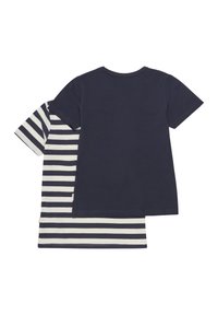 Zwei T-Shirts: eines navyblau, das andere gestreift in navy und creme. Beide haben kurze Ärmel und einen runden Halsausschnitt. Aus weichem Baumwollmaterial.