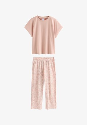 Miękki różowy top z krótkim rękawem w połączeniu z jasnoróżowymi spodniami o szerokich nogawkach, z nadrukiem kwiatowym i elastycznym stanem.