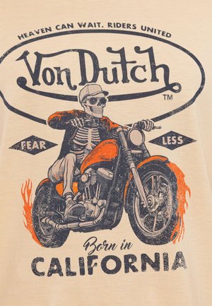Un squelette portant une casquette et des lunettes de soleil conduit une moto orange avec des flammes, entouré de texte : Von Dutch, Fear Less, Born in California.