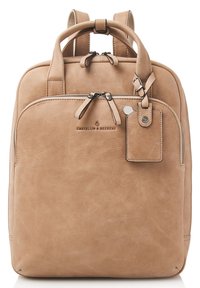 Beige leren rugzak met twee bovenhandvatten en verstelbare schouderbanden. Beschikt over een hoofdcompartiment met rits en een voorvak met een label.