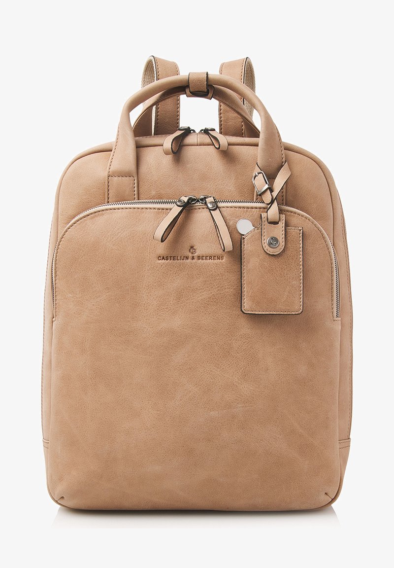 Beige leren rugzak met twee bovenhandvatten en verstelbare schouderbanden. Beschikt over een hoofdcompartiment met rits en een voorvak met een label.