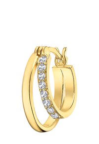 Boucle d'oreille en or présentant un design lisse avec une rangée de pierres claires sur un côté. La fermeture articulée permet une mise en place facile.