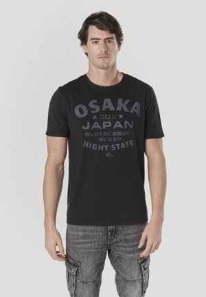 - T-shirt z nadrukiem