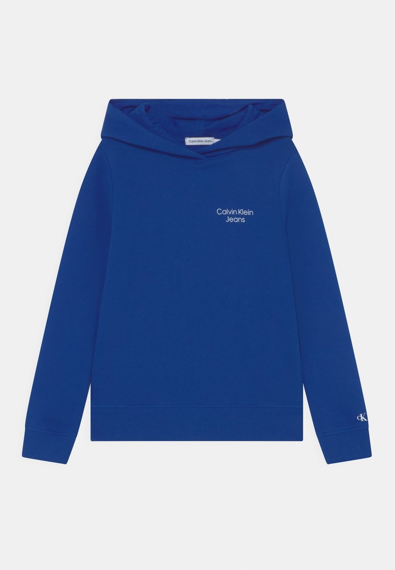 Sudadera con capucha azul de manga larga con el texto "Calvin Klein Jeans" en el pecho y un pequeño logo "ck" en el puño de la manga izquierda.