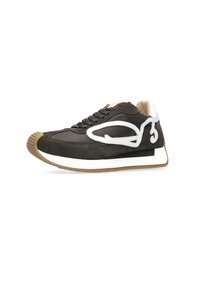 Zapatillas de deporte marrón oscuro con detalles en blanco, que cuentan con una parte superior de ante y nailon, suela de goma texturizada y costuras decorativas.