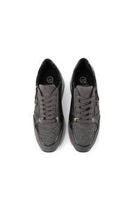 Scarpe sportive nere e grigie con tomaia testurizzata, lacci piatti e cerniere laterali; materiali sintetici e in rete lisci; design leggero.