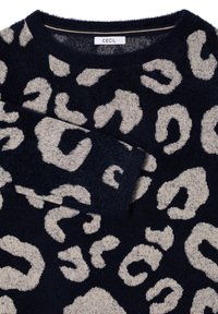 Granatowy sweter z beżowym wzorem w panterkę. Miękka tekstura, okrągły dekolt i długie rękawy, oznaczony marką CECIL.