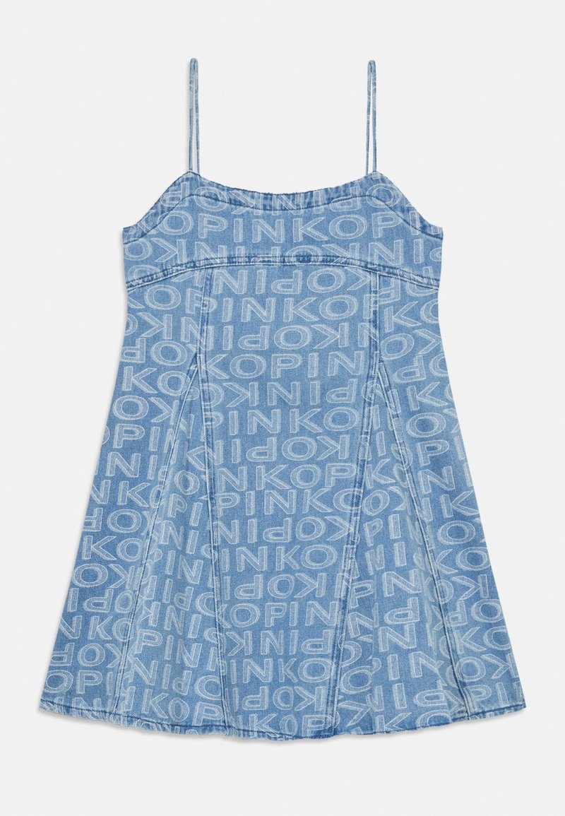 Denimkjole med justerbare spaghetti-stropper, lys blå farge, og preget "INKOP" mønster over hele. A-formet fasong med sømmer.
