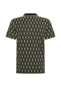 Polo de manga corta en negro con un patrón geométrico en verde lima, que presenta un collar clásico y una tela suave y texturizada.