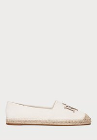 Espadrilla bianca slip-on in tela con superficie testurizzata, dettagli in juta lungo la suola e accento in metallo con logo sulla parte superiore.
